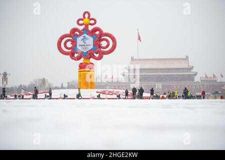 (220120) -- PECHINO, 20 gennaio 2022 (Xinhua) -- Foto scattata il 20 gennaio 2022 mostra lo scenario della neve di Piazza Tian'anmen a Pechino, capitale della Cina. (Xinhua/Chen Zhonghao) Foto Stock