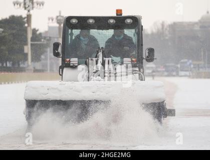 (220120) -- PECHINO, 20 gennaio 2022 (Xinhua) -- i lavoratori della sanificazione sgusciano la neve in Piazza Tian'anmen a Pechino, capitale della Cina, 20 gennaio 2022. (Xinhua/Chen Yehua) Foto Stock