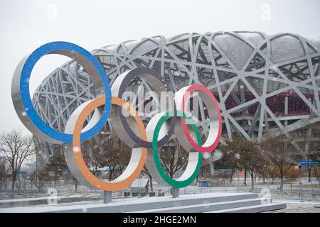 (220120) -- PECHINO, 20 gennaio 2022 (Xinhua) -- Foto scattata il 20 gennaio 2022 mostra gli anelli olimpici e lo Stadio Nazionale in mezzo alla nevicata a Pechino, capitale della Cina. (Xinhua/Chen Zhonghao) Foto Stock