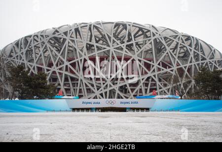 (220120) -- PECHINO, 20 gennaio 2022 (Xinhua) -- Foto scattata il 20 gennaio 2022 mostra lo Stadio Nazionale tra nevicate a Pechino, capitale della Cina. (Xinhua/Chen Zhonghao) Foto Stock