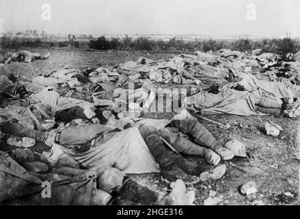 Una foto d'epoca dei soldati francesi morti disposti per sepoltura sul fronte occidentale durante la guerra mondiale circa 1918. Foto Stock