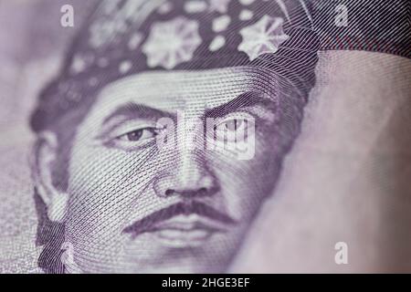 Rheinbach, Germania 12 aprile 2021, Macro shot del volto di "Sultan Mahmud Badarudin II" su una nota di rupia indonesiana del 10000 Foto Stock