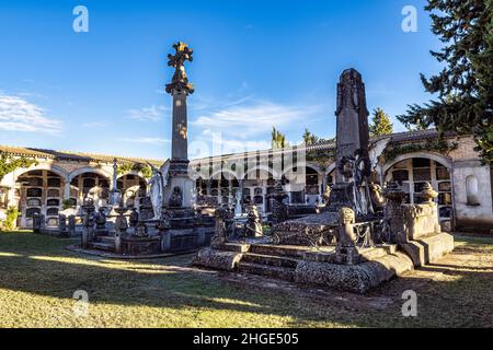 Dettaglio sul cimitero cristiano con tombe e croci in marmo a Jaca, Spagna. Cementerio Municipal de Jaca Foto Stock