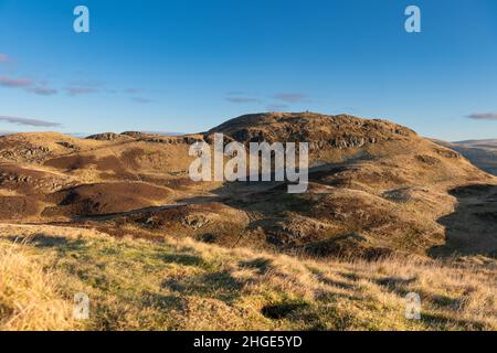 Dumyat cima, Ochil Hills, Stirling, Scozia, Regno Unito - come visto dalla collina vicina Foto Stock