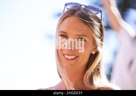 È una bellezza vulnerabile. Ritratto di una bella giovane donna in un ambiente esterno. Foto Stock