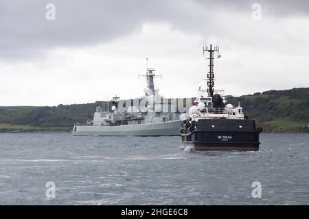 Portuguese Navy Frigate NRP Francisco de Almeida (F334) a Plymouth Sound con l'ausiliario navale SD Oban in partecipazione Foto Stock
