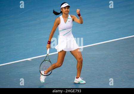 Emma Raducanu della Gran Bretagna in azione contro Danka Kovinic del Montenegro durante il secondo round dell'Australian Open 2022, WTA Grand Slam torneo di tennis il 20 gennaio 2022 al Melbourne Park di Melbourne, Australia - Foto: Rob Prange/DPPI/LiveMedia Foto Stock