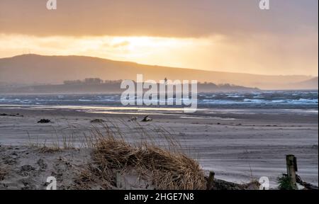 Ayr spiaggia guardando verso il castello Greenan nel tardo pomeriggio in inverno. Foto Stock