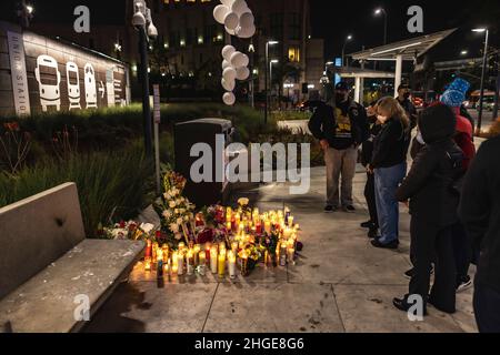 Los Angeles, Stati Uniti. 19th Jan 2022. GLI infermieri E gli operatori di prima linea DEL pronto soccorso LAC USC hanno tenuto una veglia a lume di candela per l'infermiera Sandra Shells. Sandra è stato assalito casualmente ad una fermata dell'autobus nel centro DI LOS ANGELES da un senzatetto. Fu colpita nella testa e cadde sul marciapiede, poi morì per le sue ferite all'ospedale in cui lavorava per 38 anni. Il sospetto è stato trovato vicino alla fermata dell'autobus ed è stato arrestato dalla polizia. 1/19/2021 Los Angeles, CA., USA (Photo by Ted Soqui/SIPA USA) Credit: Sipa USA/Alamy Live News Foto Stock