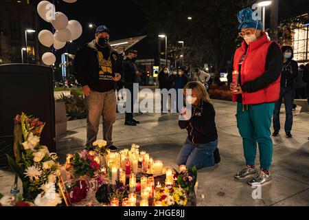 Los Angeles, Stati Uniti. 19th Jan 2022. GLI infermieri E gli operatori di prima linea DEL pronto soccorso LAC USC hanno tenuto una veglia a lume di candela per l'infermiera Sandra Shells. Sandra è stato assalito casualmente ad una fermata dell'autobus nel centro DI LOS ANGELES da un senzatetto. Fu colpita nella testa e cadde sul marciapiede, poi morì per le sue ferite all'ospedale in cui lavorava per 38 anni. Il sospetto è stato trovato vicino alla fermata dell'autobus ed è stato arrestato dalla polizia. 1/19/2021 Los Angeles, CA., USA (Photo by Ted Soqui/SIPA USA) Credit: Sipa USA/Alamy Live News Foto Stock