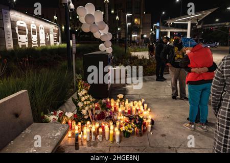 Los Angeles, Stati Uniti. 19th Jan 2022. GLI infermieri E gli operatori di prima linea DEL pronto soccorso LAC USC hanno tenuto una veglia a lume di candela per l'infermiera Sandra Shells. Sandra è stato assalito casualmente ad una fermata dell'autobus nel centro DI LOS ANGELES da un senzatetto. Fu colpita nella testa e cadde sul marciapiede, poi morì per le sue ferite all'ospedale in cui lavorava per 38 anni. Il sospetto è stato trovato vicino alla fermata dell'autobus ed è stato arrestato dalla polizia. 1/19/2021 Los Angeles, CA., USA (Photo by Ted Soqui/SIPA USA) Credit: Sipa USA/Alamy Live News Foto Stock