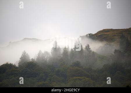 bassa nebbia e bassa nuvola che passa sopra le colline vicino skelwith bridge ambleside lake district, cumbria, inghilterra, regno unito Foto Stock