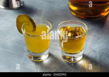 Cocktail Boozy Cold Pickleback Shot con Irish Whiskey Foto Stock