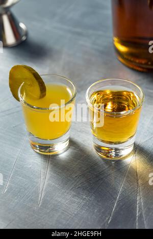 Cocktail Boozy Cold Pickleback Shot con Irish Whiskey Foto Stock