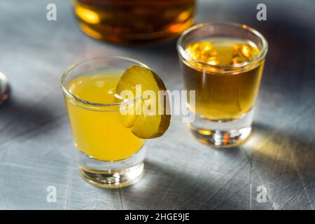 Cocktail Boozy Cold Pickleback Shot con Irish Whiskey Foto Stock