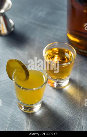 Cocktail Boozy Cold Pickleback Shot con Irish Whiskey Foto Stock