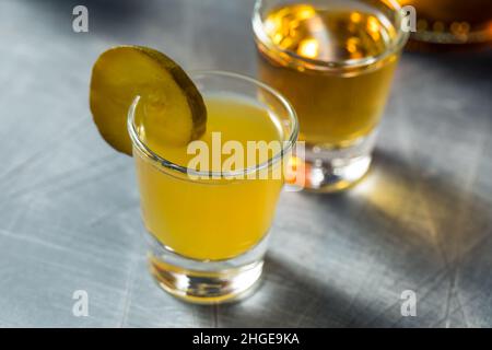 Cocktail Boozy Cold Pickleback Shot con Irish Whiskey Foto Stock