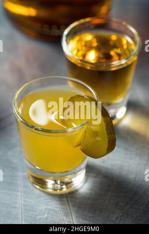 Cocktail Boozy Cold Pickleback Shot con Irish Whiskey Foto Stock