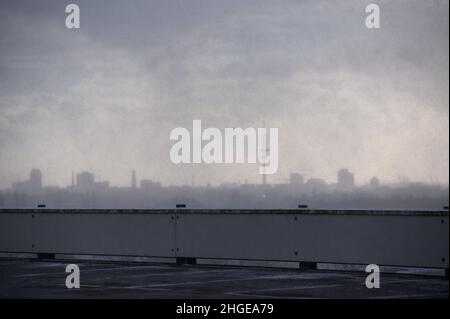 Amburgo, Germania. 20th Jan 2022. Una doccia a manicotto passa sopra un ponte di parcheggio di fronte al panorama della città con la torre della televisione. Nel pomeriggio nevicate e docce con nevischio, alcune pesanti, caddero sopra l'area metropolitana di Amburgo. Il Servizio meteorologico tedesco avvertì di raffiche di forza 7 (circa 55 km/h) nell'entroterra di Amburgo e Schleswig-Holstein, e raffiche di forza 8 dal nord-ovest vicino alle docce. Credit: Jonas Walzberg/dpa/Alamy Live News Foto Stock