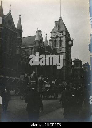 Fotografia antica del 1900 circa, Fleet Street che mostra Temple Bar e la corte delle leggi a Londra, Inghilterra. FONTE: FOTOGRAFIA ORIGINALE Foto Stock