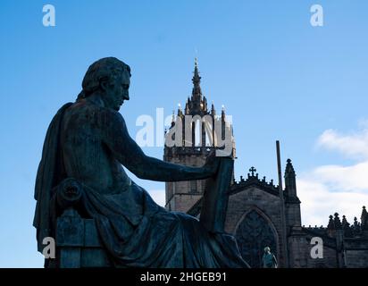 David Hume statua situata sul Royal Mile, Edimburgo. Hume era un filosofo scozzese dell'Illuminismo, storico, economista, bibliotecario e saggio. Foto Stock