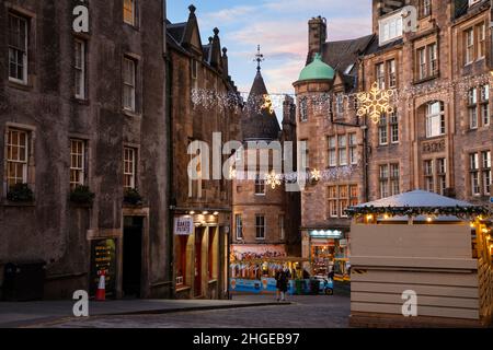 Edimburgo, Regno Unito - 5th gennaio 2022: Il Royal Mile si trova nella città vecchia e all'interno di un sito patrimonio dell'umanità, l'area è piena di negozi e ristoranti. Foto Stock