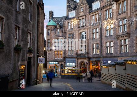 Edimburgo, Regno Unito - 5th gennaio 2022: Il Royal Mile si trova nella città vecchia e all'interno di un sito patrimonio dell'umanità, l'area è piena di negozi e ristoranti. Foto Stock