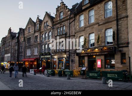 Edimburgo, Regno Unito - 5th gennaio 2022: Situato nel cuore del centro storico di Edimburgo, il Grassmarket è una delle zone più vivaci della città Foto Stock