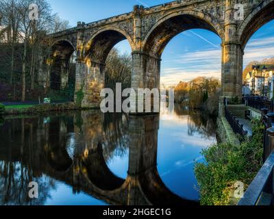 Le belle arcate del viadotto di Knaresborough si riflettono nel fiume Nidd. Preso da Waterside. Foto Stock