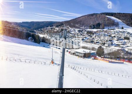 Volo sopra la stazione sciistica e la città di Willingen in Hesse. Le piste sono quasi deserte. Foto Stock