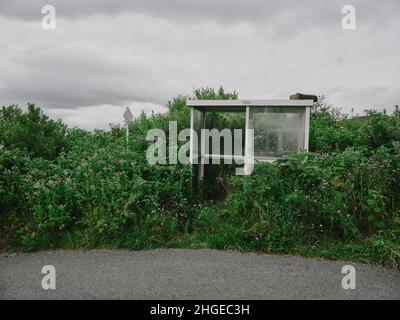 Una mezza sovra nascosto busto locale rifugio di arresto su una strada rurale di campagna sull'isola di Skye, West Highlands Scozia Regno Unito Foto Stock