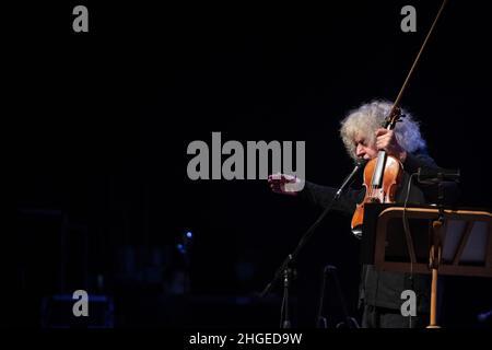 Il cantante e violonista italiano Angelo Branduardi in concerto “il cammino dell’anima tour” al Teatro Colosseo il 19 gennaio 2021 a Torino. Foto Stock