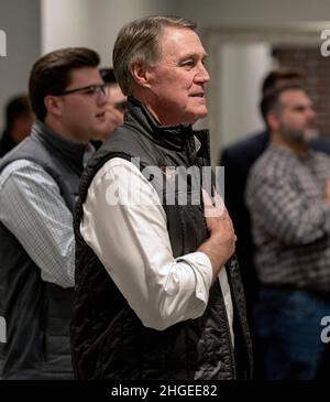 Woodstock, Georgia, Stati Uniti. 19th Jan 2022. DAVID PERDUE, candidato approvato da Trump per il governatore della Georgia, fa un cameo comparsa a un raduno a sostegno del passaggio del Senato della Georgia Bill 319, la ''Georgia Constitutional Carry Act''. Co-autore del senatore di Stato Jason Anavitarte, la legge proposta rimuoverebbe i requisiti di permesso per il trasporto di armi in pubblico.(immagine di credito: © Brian Cahn/ZUMA Press Wire) Foto Stock