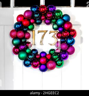 Tradizionale corona di natale appeso alla porta di fronte del 19th secolo cottage - Berkshire, Inghilterra, Regno Unito Foto Stock