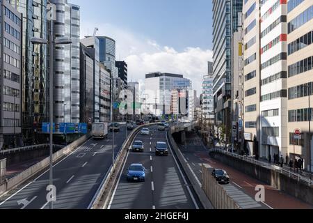 Tokyo, Giappone. 13th Jan 2022. Le automobili guidano sulla strada ad alta velocità numero 3 di Tokyo a Shibuya. (Foto di Stanislav Koggiku/SOPA Images/Sipa USA) Credit: Sipa USA/Alamy Live News Foto Stock