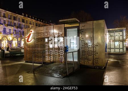 Torino, 2 gennaio 2022: Punto informativo del comune di fronte alla stazione ferroviaria di porta Nuova. Foto Stock