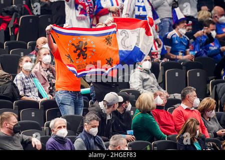 Budapest, Ungheria. 20th Jan 2022. BUDAPEST, UNGHERIA - GENNAIO 20: Tifosi sostenitori dei Paesi Bassi durante la partita maschile EHF Euro 2022 Gruppo B tra Francia e Paesi Bassi al MVM Dome il 20 gennaio 2022 a Budapest, Ungheria (Foto di Henk Seppen/Orange Pictures) Credit: Orange Pics BV/Alamy Live News Foto Stock