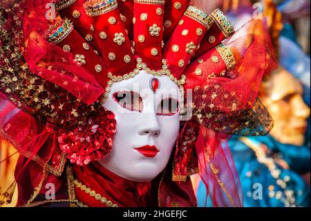 18 Febbraio 2012, Venezia, Italia: Maschera di Carnevale veneziano. Persone  in costume da festa con maschera al carnevale di Venezia in Italia. Costumi  e maschere di Carnevale Foto stock - Alamy