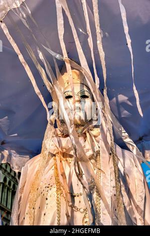 18 Febbraio 2012, Venezia, Italia: Maschera di Carnevale veneziano. Persone in costume da festa con maschera al carnevale di Venezia in Italia. Costumi e maschere di Carnevale Foto Stock