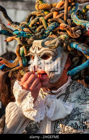 18 Febbraio 2012, Venezia, Italia: Maschera di Carnevale veneziano. Persone in costume da festa con maschera al carnevale di Venezia in Italia. Costumi e maschere di Carnevale Foto Stock