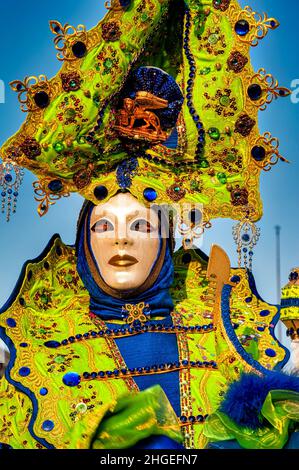 18 Febbraio 2012, Venezia, Italia: Maschera di Carnevale veneziano. Persone in costume da festa con maschera al carnevale di Venezia in Italia. Costumi e maschere di Carnevale Foto Stock