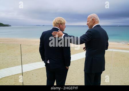 Il presidente Joe Biden parla con il primo ministro Boris Johnson, durante una passeggiata in avanti al Summit G7 al Carbis Bay Hotel, Cornovaglia, Inghilterra, Regno Unito Foto Stock