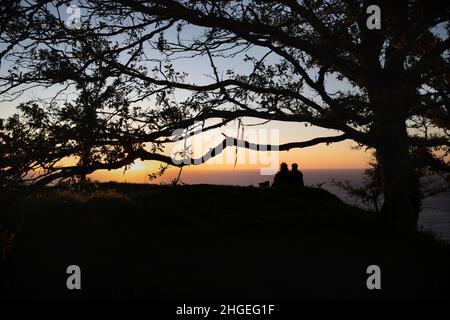 Una coppia gode del tramonto dal forte celtico di Santa Tecla in Una Guarda Foto Stock