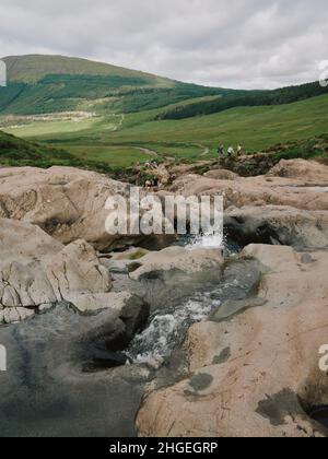 Il luogo turistico popolare delle piscine fairy una serie di cascate naturali a Glen fragile sull'isola di Skye Scozia Regno Unito - turismo overtourism Foto Stock