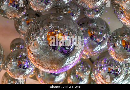 Un'immagine di molte palle da discoteca appese al soffitto. Foto Stock