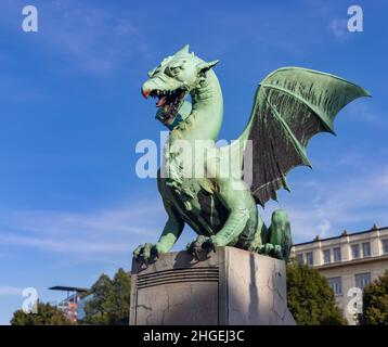 Una foto di uno dei draghi che decorano il Ponte del Drago. Foto Stock