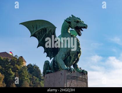 Una foto di uno dei draghi che decorano il Ponte del Drago. Foto Stock