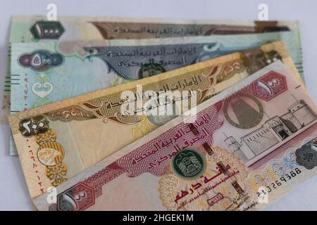Banconote in valuta degli Emirati Arabi Uniti di migliaia di dirham, duecento dirham e cento dirhams AED Foto Stock