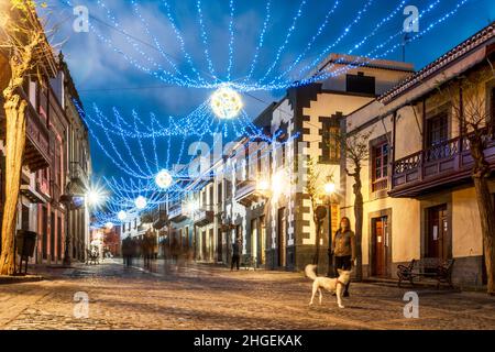 Strada principale illuminata nella storica Teror, Gran Canaria, Isole Canarie, Spagna Foto Stock