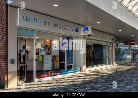 Skipton Building Society filiale nel centro di Woking, Surrey, Inghilterra, Regno Unito Foto Stock